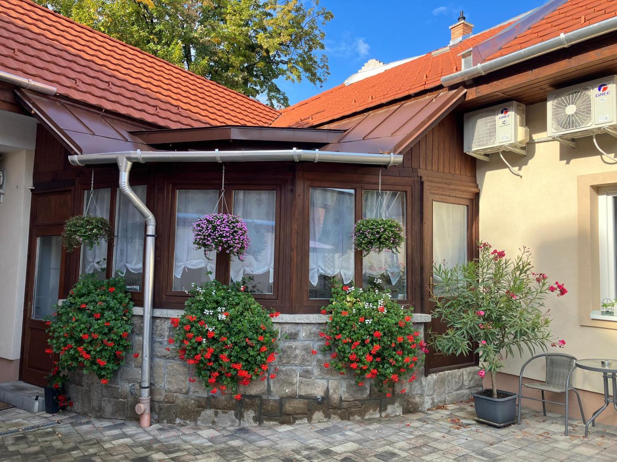 Illa Apartments Эгер Экстерьер фото